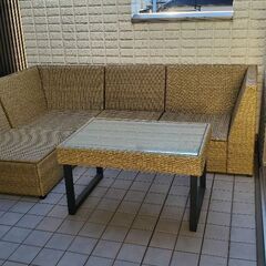 屋外用ソファーとテーブルの画像