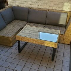 屋外用ソファーとテーブル