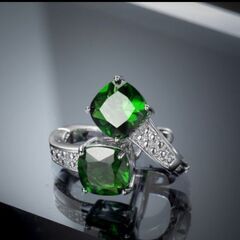 ≒j→→→m40-4/プリンセスカットエメラルドＣＺサークルピアスの画像