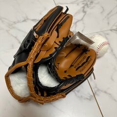 グローブ２つ、ボールセットの画像