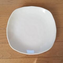 白いお皿　約25㎝×約25㎝