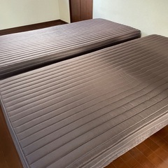 シングル脚付きマットレス2台