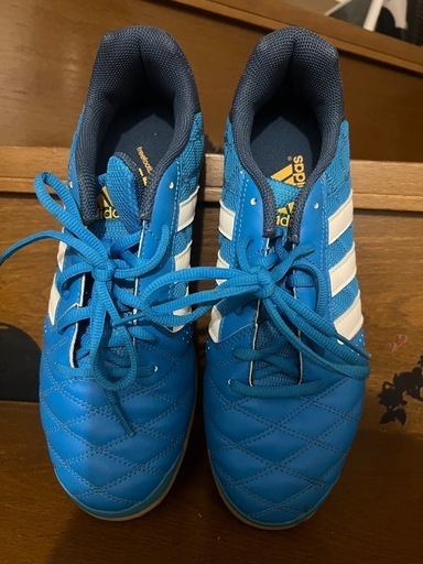 adidasフットサルシューズ