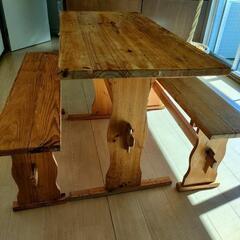 木製テーブル椅子２つの画像