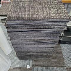 残りわずか！中古タイルカーペット1枚100円です　※値引きは交渉...