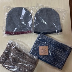 【値下げ致しました】ニット帽 2点＆ネックウォーマー２点=４点セットの画像