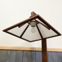 yamagiwa(ヤマギワ)よりフランクロイドライトデザインによるTALIESIN 1 MINI(タリアセン1 ミニ) チェリーです。建築的なフォルムと温かみのある木の質感が魅力のテーブルライト♪の画像