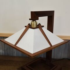 yamagiwa(ヤマギワ)よりフランクロイドライトデザインによるTALIESIN 1 MINI(タリアセン1 ミニ) チェリーです。建築的なフォルムと温かみのある木の質感が魅力のテーブルライト♪の画像