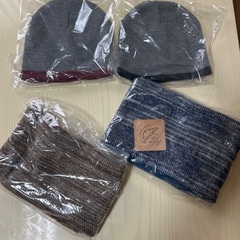 【値下げ致しました】ニット帽 2点＆ネックウォーマー２点=４点セットの画像