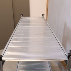 イタリア発祥の業務用シェルフ収納ブランド METALSISTEM(メタルシステム)の3段シェルフ/キャスター付き。店舗什器などにもおススメのインダストリアルなオープンシェルフは飾り棚としても♪の画像