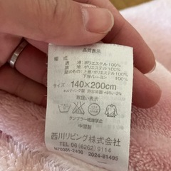 毛布3枚、掛け布団3枚の画像