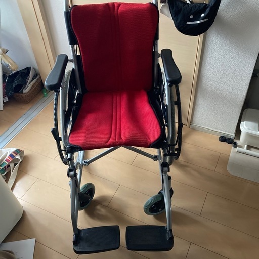 折りたたみ式車椅子です