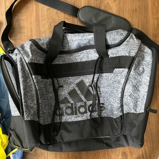 adidas 大きめカバン