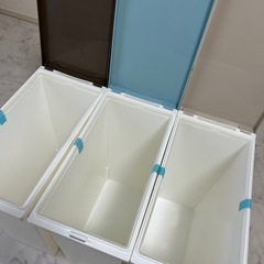 ゴミ箱3つの画像