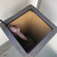 高級陶器の傘立ての画像