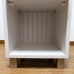 コード穴付きサイドボックス（木製棚）の画像