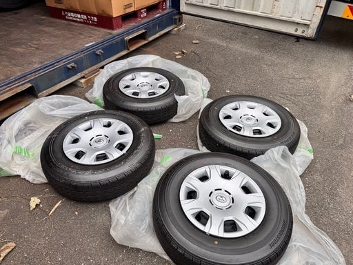 ハイエース新車外しタイヤホイルホイルカバーセット