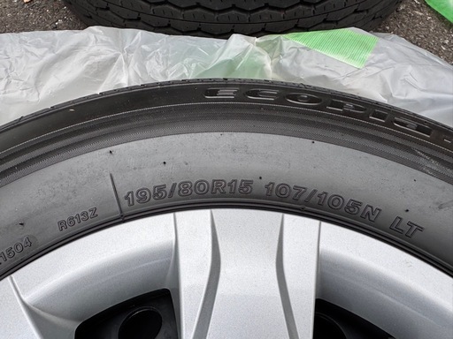 ハイエース新車外しタイヤホイルホイルカバーセット