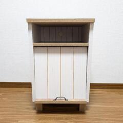 コード穴付きサイドボックス（木製棚）の画像