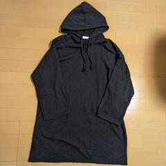 レディース　ブラック　フードつきトレーナーの画像