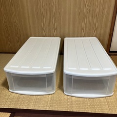 衣装ケース二つの画像
