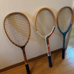 古いテニスラケット3本

