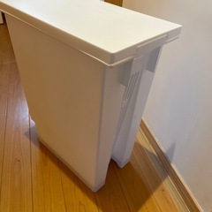 ゴミ箱　白色　足踏み開閉　
の画像