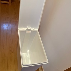 ゴミ箱　白色　足踏み開閉　
の画像
