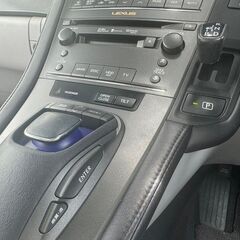 メーカー	レクサス	年式	2010年 車種	ＨＳ グレード	ＨＳ２５０ｈ　バージョンＩ グレード付加情報	ステアリングＳＷ／クルコン／純正マルチ／フロントカメラ／バックカメラ／ＥＴＣ／ＬＥＤヘッドライト／パンチングレザーシート／前席シートメモリー付きパワーシート／ウッドコンビハンドル／前席シートクーラーの画像