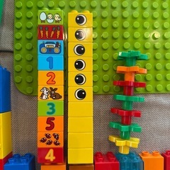 LEGO Duploブロックセット、フィギュア付き、車タイヤ、大きな基盤ボード付きの画像