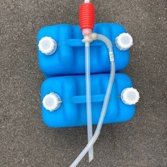 ポリタンク２つと電動ポンプと手動ポンプの画像
