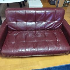 レザー調の2人掛けソファーの画像