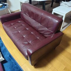 レザー調の2人掛けソファーの画像