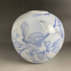 🔷🔶🔷BF18/39　深川製磁 深川製 官窯染付 有田焼 宮内庁御用達 花鳥 花瓶 壺 高25cm インテリア 置物 壺 陶器 陶磁器 焼き物 陶芸 工芸品🔷🔶🔷の画像