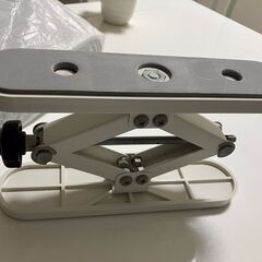 タンス上部の耐震突っ張り器具の画像