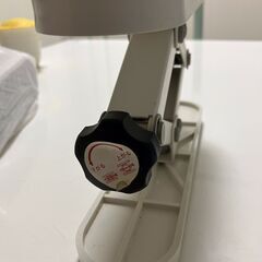 タンス上部の耐震突っ張り器具の画像