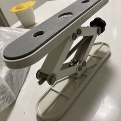 タンス上部の耐震突っ張り器具の画像