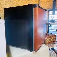 売約済み【武蔵小山店】 冷凍庫 小型 家庭用 スリム 32L 小型冷凍庫 小型 アイリスオーヤマ スリム冷凍庫 セカンド冷凍庫 家庭用冷凍庫 右開き 31リットル PF-A32FD 冷凍食品　まとめ買い　備蓄　保存　木目調　おしゃれ　木目　ウッド調　フリーザー　freezer の画像