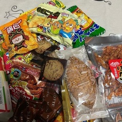 お菓子、ジュース　賞味期限近いものもあります。の画像