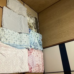毛布3枚、掛け布団3枚の画像