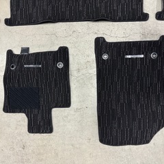 アルファード40系フロアマット　ボルトステップレスの画像