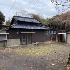 人気の平屋✨古民家🏡のどかで広い敷地✨屋根付きガレージ、DIY可...