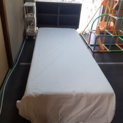 足付きスプリンコイル式シングルベット棚付き