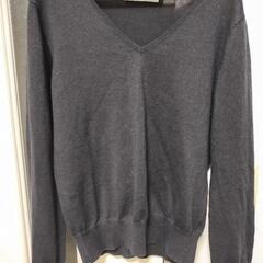 黒のカットソー