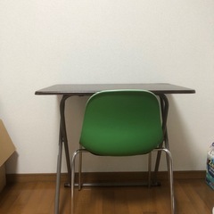 机と椅子