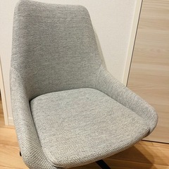 シンプルモダンな回転チェアの画像