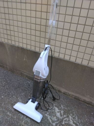 小型サイクロン電気掃除機：全長１００ｃｍ吸い込み仕事率８０ｗ新品：独身者向きです：