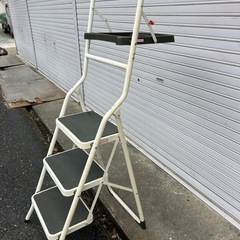 折りたたみ式　脚立　作業物置付きの画像