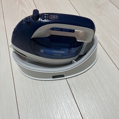 TOSHIBA スチームアイロンとアイロン台の画像