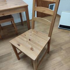ダイニングテーブルと椅子2脚の画像